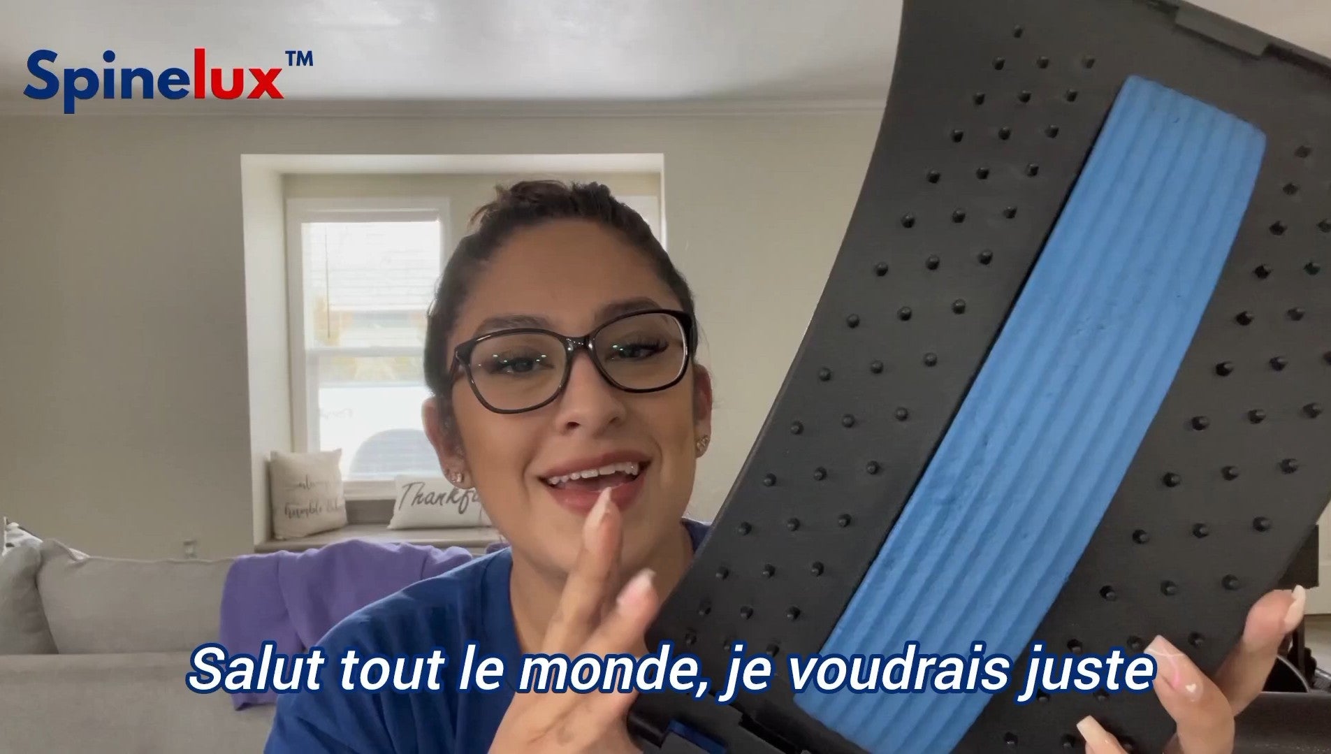 Charger la vidéo : Avis cliente satisfaite de l&#39;utilisation et des résultats obtenus de la civière dorsale Spinelux™